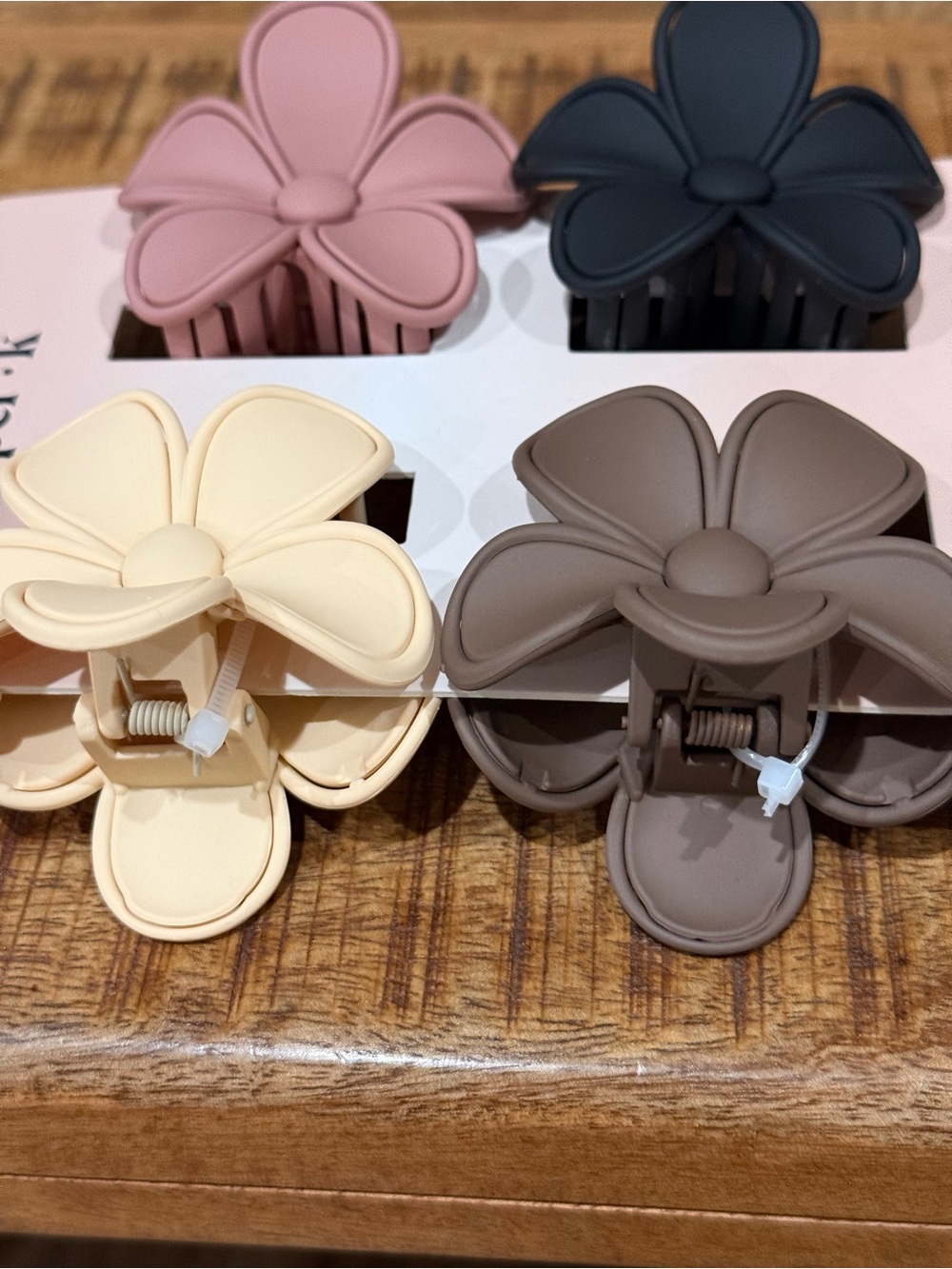 piper•k 🌺Flower Pop Grip Hair Clip Set — Cream, Mauve, Brown, Black NWT - Picture 2 of 4